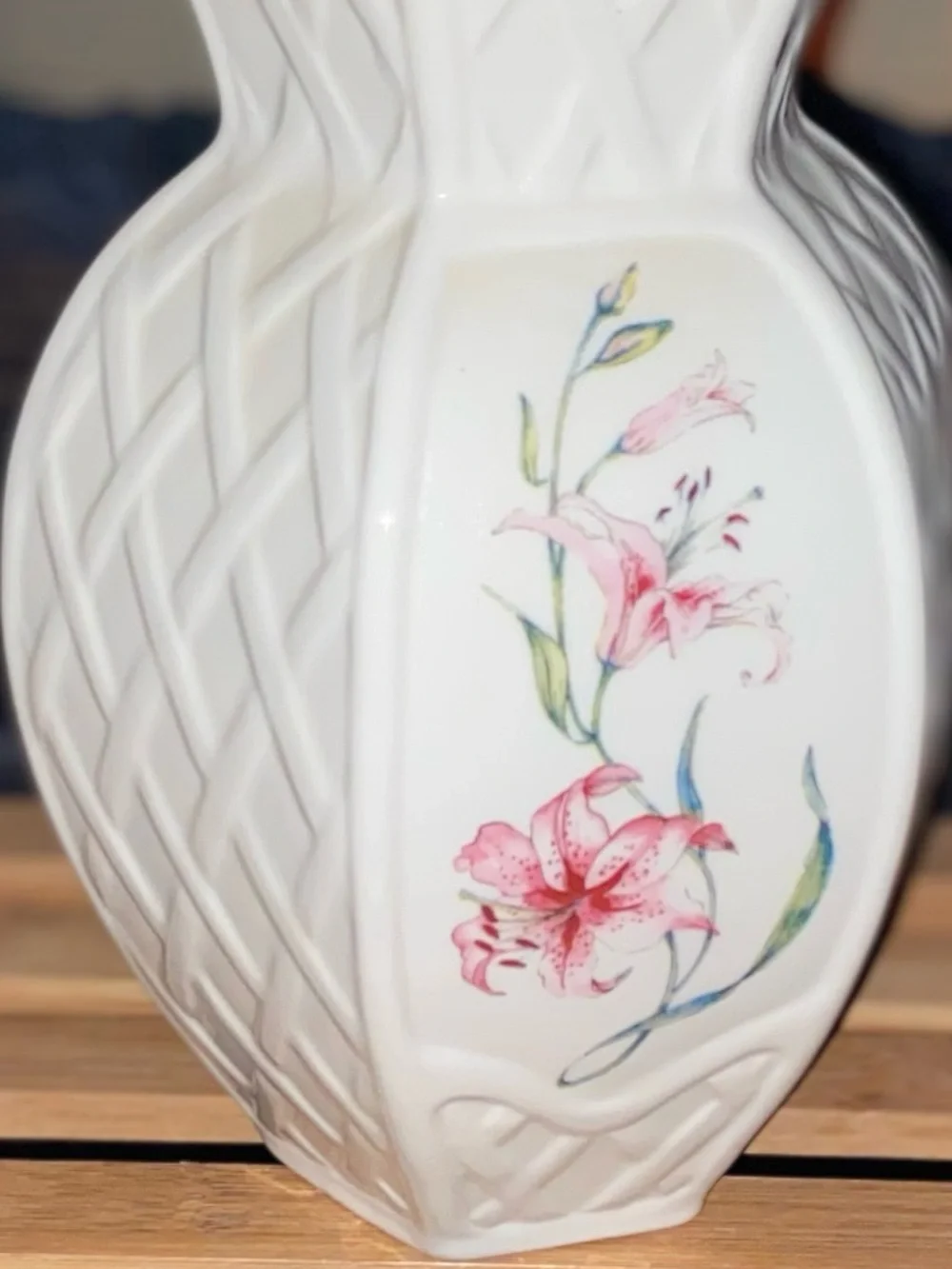 Belleek Vintage☘️Irish Vase Dated Y2K White Ceramic Vase w/Lattice & Pink Lilies